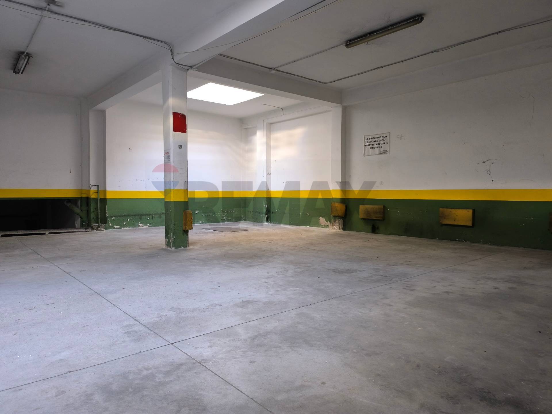 Locale Commerciale in vendita a Bari, Madonnella