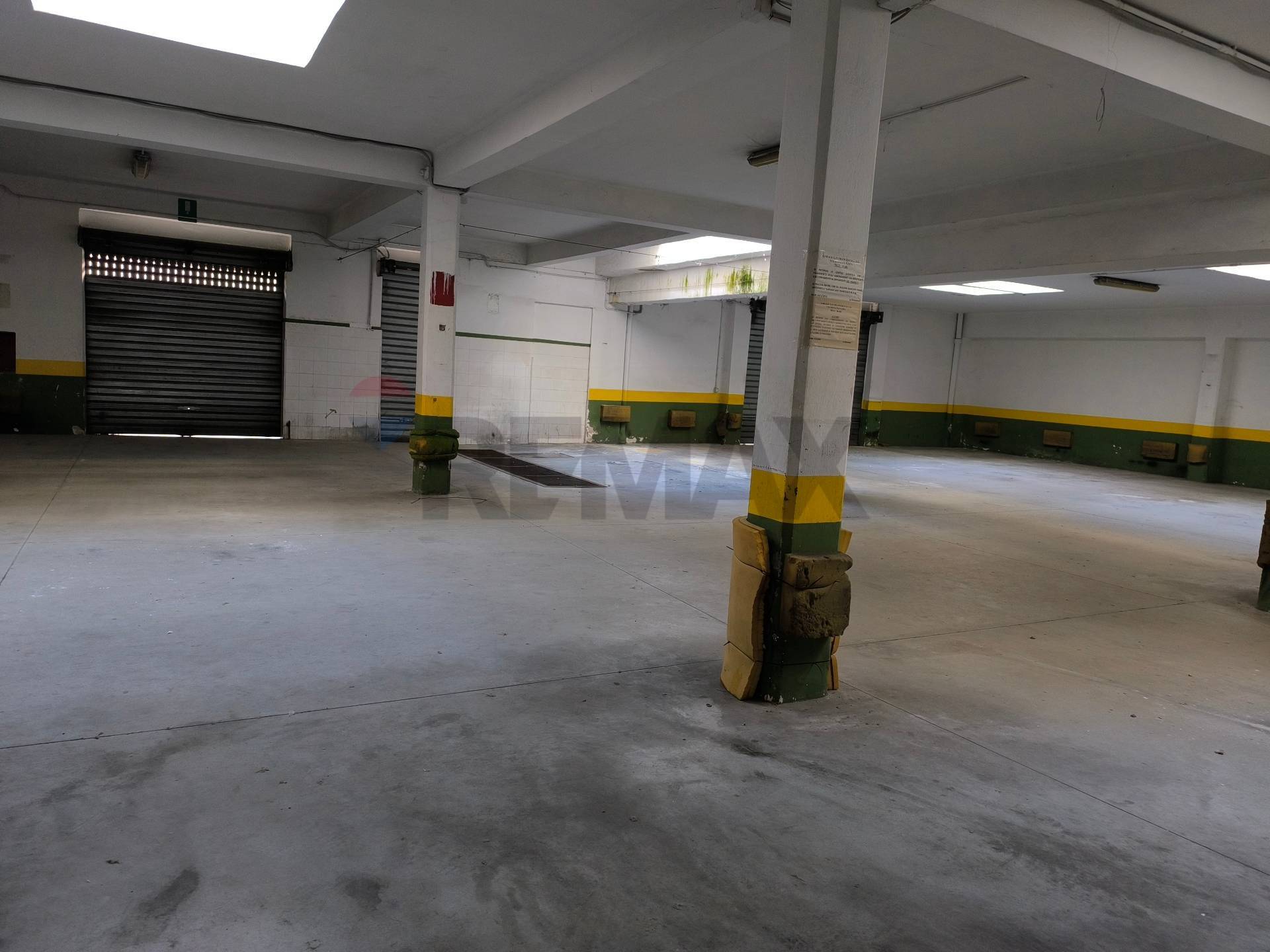 Locale Commerciale in vendita a Bari, Madonnella