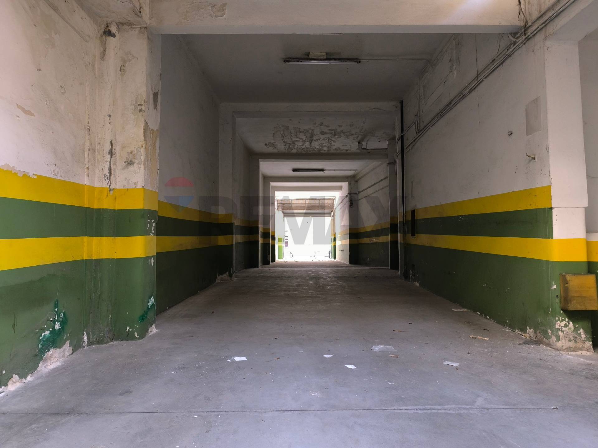 Locale Commerciale in vendita a Bari, Madonnella