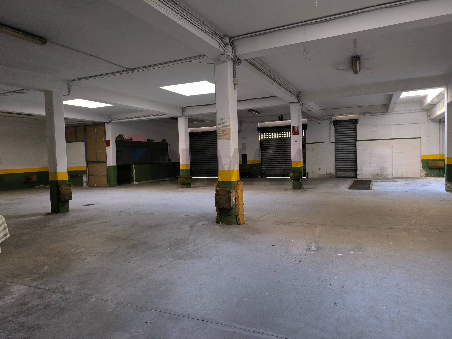 Locale Commerciale in vendita a Bari, Madonnella