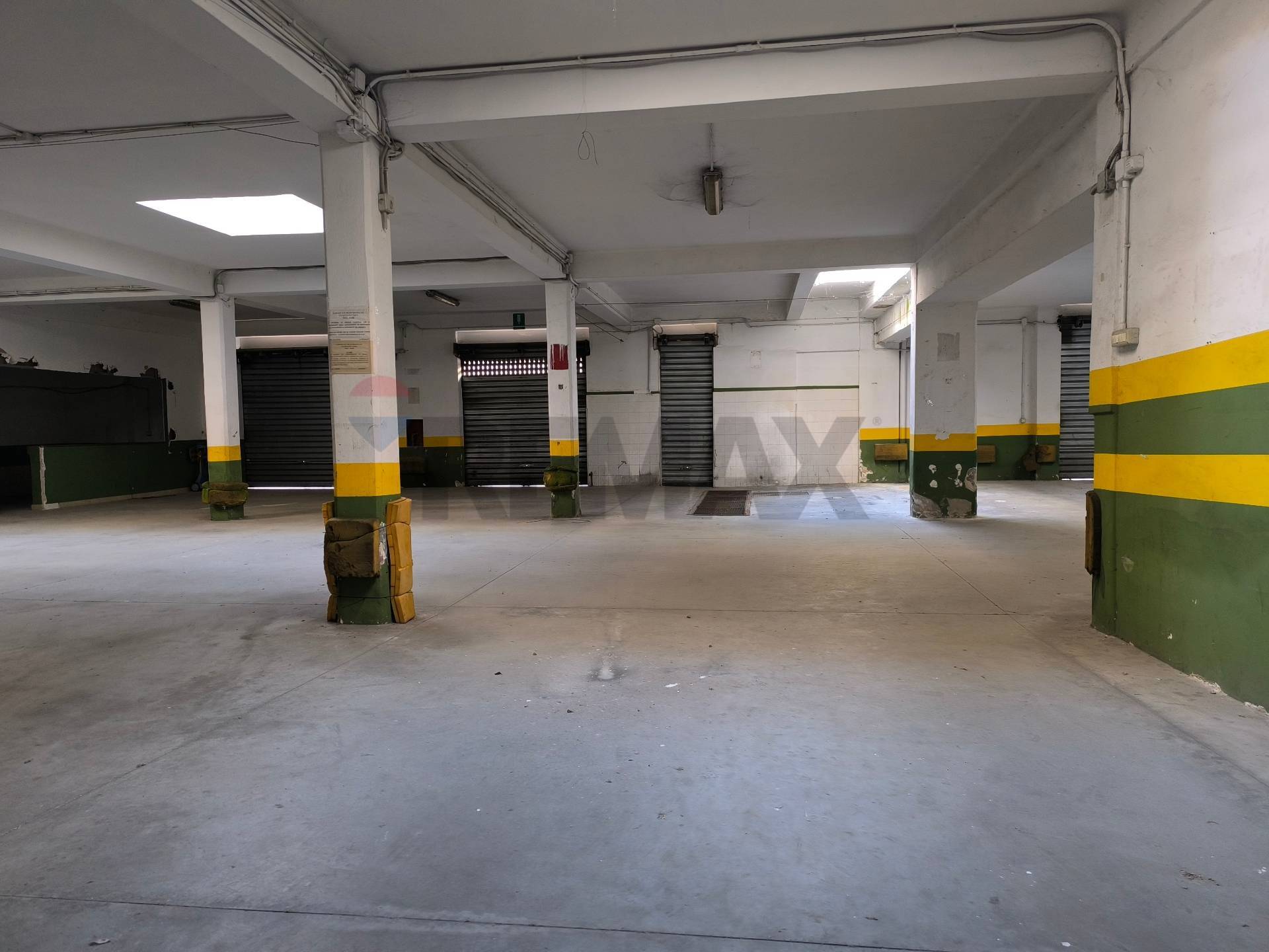 Locale Commerciale in vendita a Bari, Madonnella