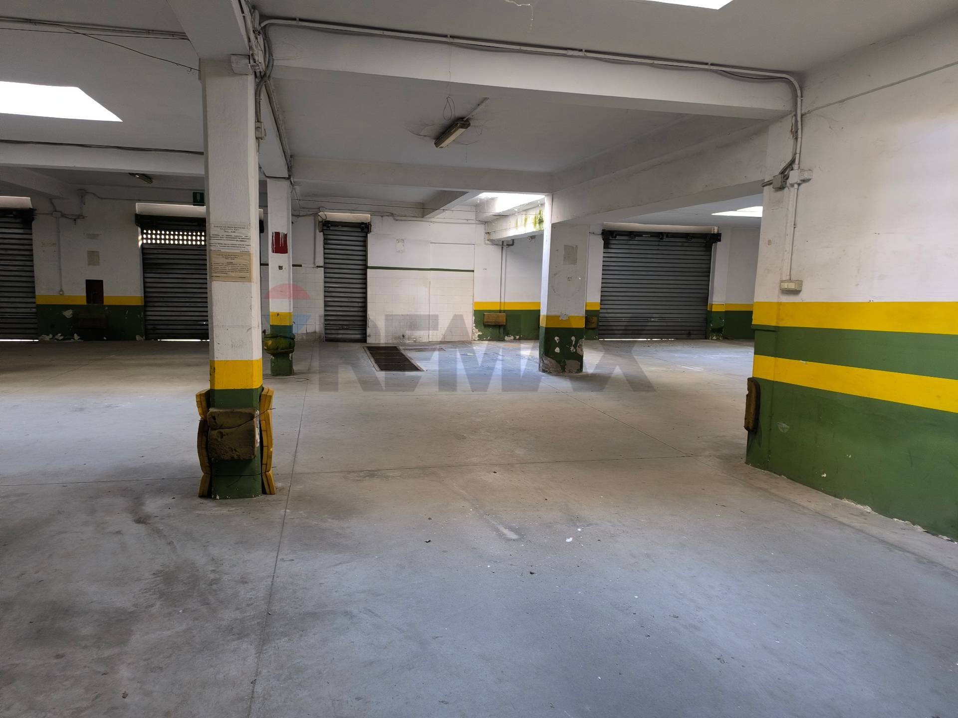 Locale Commerciale in vendita a Bari, Madonnella