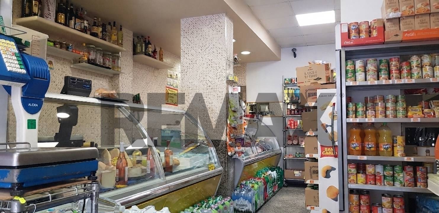 Locale Commerciale in vendita a Bari, Carrassi