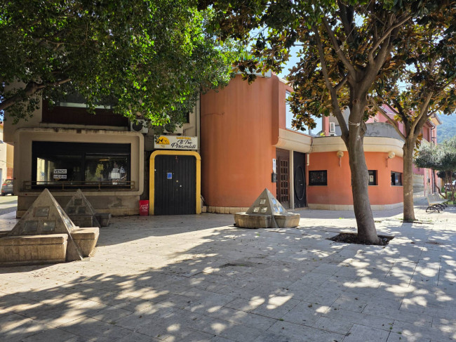 Locale Commerciale in Vendita