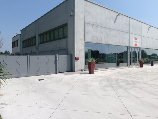 Locale Commerciale in Affitto