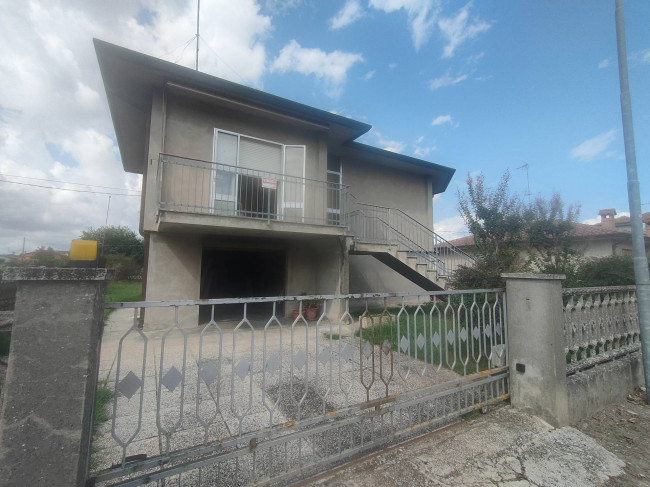 Casa Indipendente in Vendita