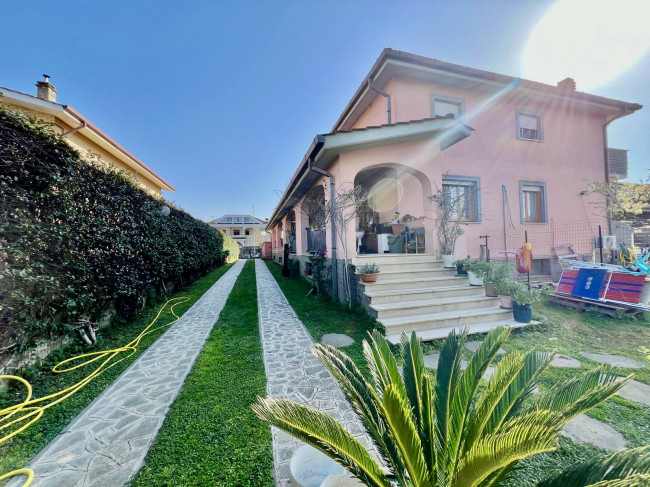 Villetta bifamiliare in Vendita