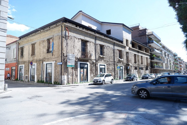 Locale Commerciale in Affitto