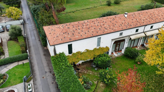 Porzione di villa in vendita