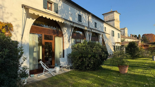 Porzione di villa in vendita