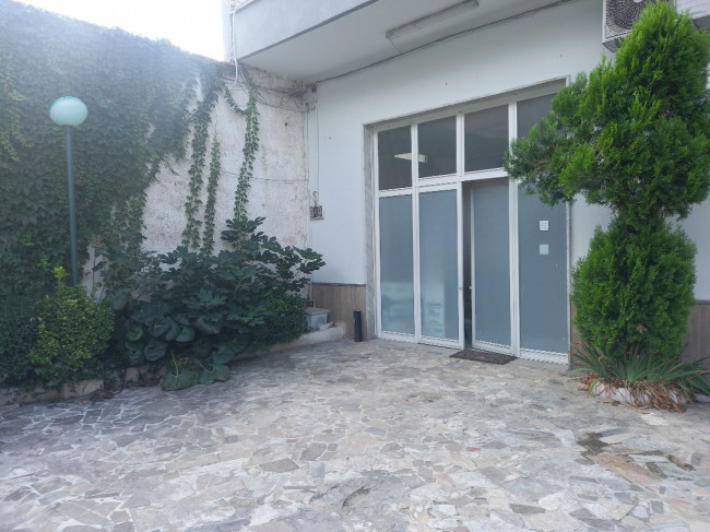 Locale Commerciale in Affitto