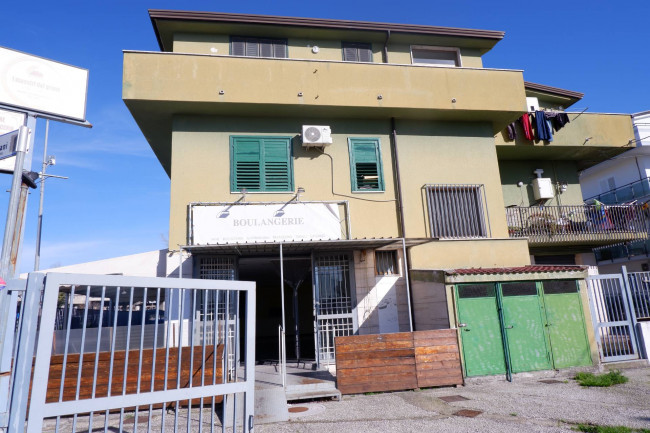 Locale Commerciale in Affitto