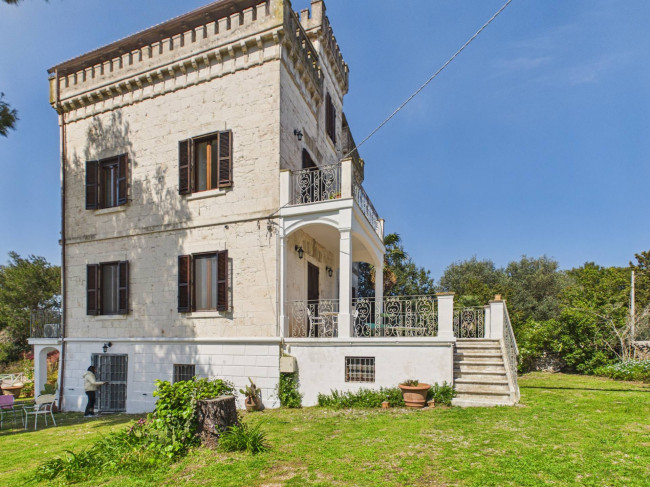 Casa Indipendente in Vendita