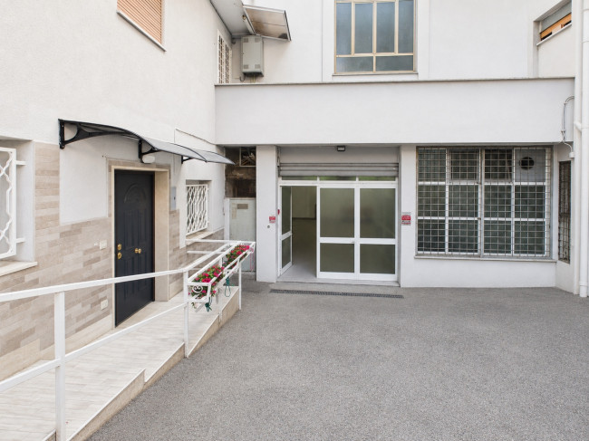 Magazzino in Affitto