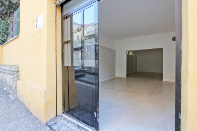 Locale Commerciale in Affitto