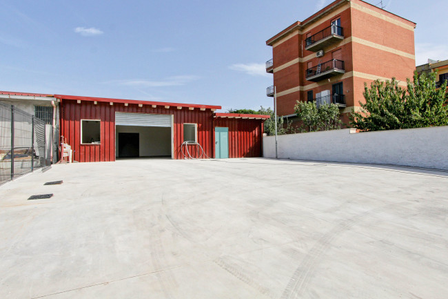 Locale Commerciale in Affitto